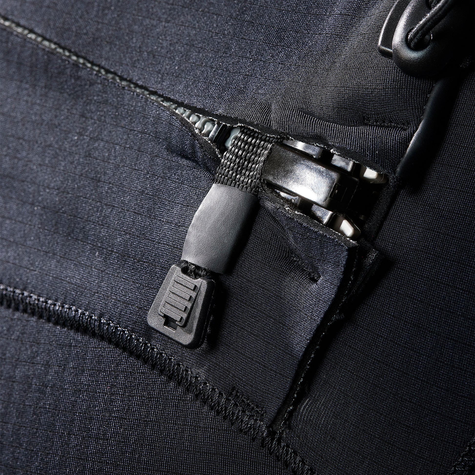 semi dry zipper system with magnetic closure